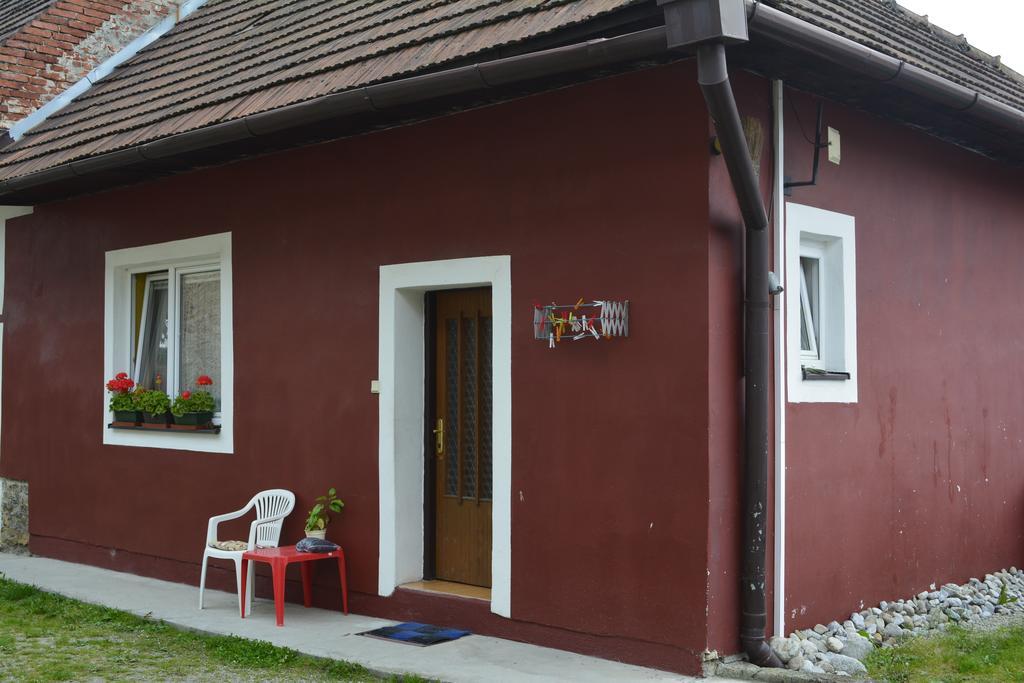 Begonia-Dom S Jednou Spalnou Bešeňová Cameră foto